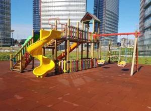 un parque infantil con tobogán amarillo en Nice apartment in finest complexes of Istanbul ;) en Esenyurt