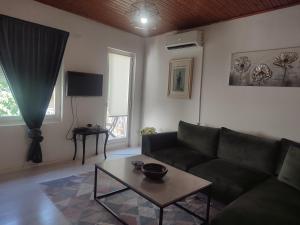 uma sala de estar com um sofá e uma mesa em Apartment Mejdan em Mostar