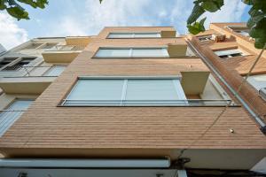 a tall building with windows on the side of it at Apartamentos Lorelay 3 in Peñíscola