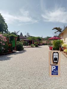 um parquímetro no meio de uma entrada em Une pause avec recharge voiture électrique em Saint-Médard-de-Guizières
