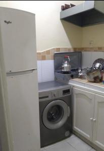 a kitchen with a washing machine and a stove at Studio à centre ville boulevard pasteur in Tangier