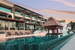 Bazén v ubytování Maikhao Palm Beach Resort - SHA Plus nebo v jeho okolí
