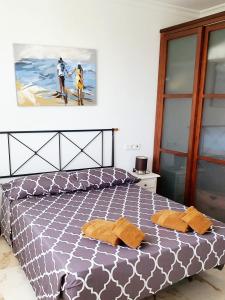 een slaapkamer met een bed met een schilderij aan de muur bij Benalmarina Sea View Apartments in Benalmádena