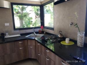 a kitchen with a sink and two windows at Casa D a 2 - Con Parrilla - Centro de Federación in Federación