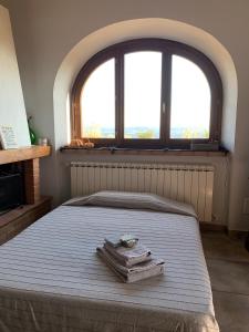 1 dormitorio con 1 cama con 2 toallas en Podere Casallorto, en Volterra