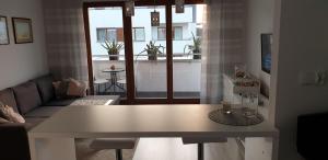 Posedenie v ubytovaní Apartament Reda