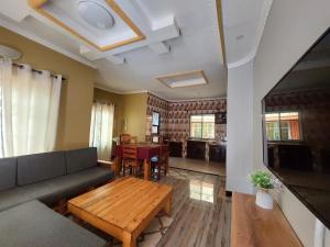 sala de estar con sofá y mesa en Maili 6 Private Apartments en Moshi