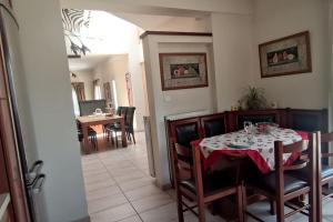 een eetkamer met een tafel met een rode tafelkleed bij Villa Demy in Patra