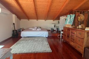 een slaapkamer met een bed en een houten plafond bij Villa Demy in Patra