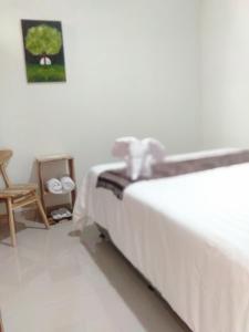 Ce lit se trouve dans un dortoir doté d'une table et d'une chaise. dans l'établissement Narastay, à Yogyakarta