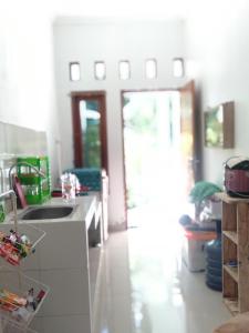 - une cuisine avec un évier et un comptoir dans l'établissement Narastay, à Yogyakarta