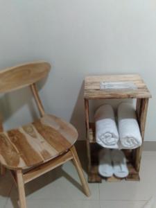 - un tabouret en bois et une table avec des serviettes et une chaise dans l'établissement Narastay, à Yogyakarta