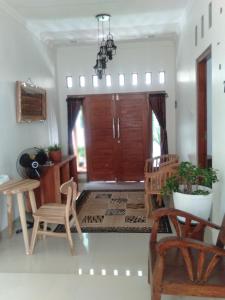 - un salon avec des chaises en bois et une table dans l'établissement Narastay, à Yogyakarta