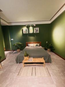 1 dormitorio con 1 cama y paredes verdes en Coc.Coc Home en Hue