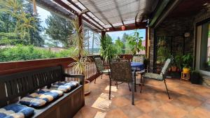 eine Terrasse mit einem Tisch und Stühlen sowie einem Tisch und einem Chairsktop in der Unterkunft Ferienhaus Am Vitzerod in Tambach-Dietharz