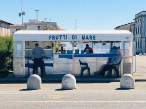 Un furgoncino con un uomo seduto al bancone di Casa Blu a Pisa