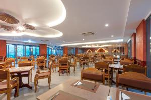 Restaurace v ubytování Maikhao Palm Beach Resort - SHA Plus
