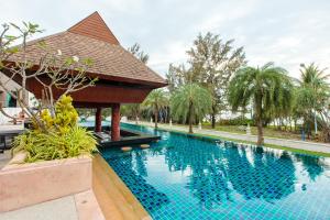 Bazén v ubytování Maikhao Palm Beach Resort - SHA Plus nebo v jeho okolí