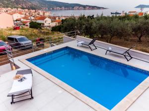 una piscina en la azotea de una casa con vistas en Seaside Elegance Suites, en Komiža
