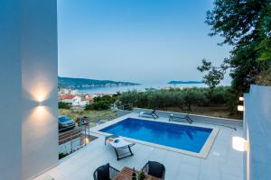 Bazén v ubytování Seaside Elegance Suites nebo v jeho okolí