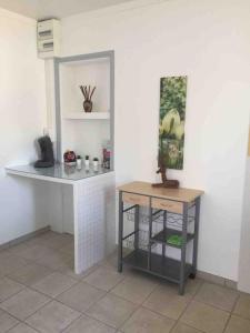 a room with a desk and a table with a mirror at « Chez Nath et Chris » in Saint-André-de-Cubzac