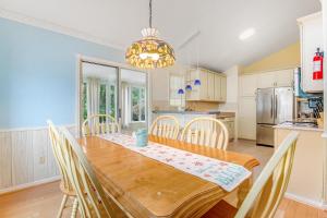 Η κουζίνα ή μικρή κουζίνα στο Clearwater --- 38645 Jamestown Cir