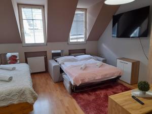 Posteľ alebo postele v izbe v ubytovaní Soda apartman