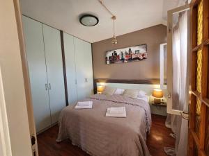 1 dormitorio con 1 cama con 2 toallas en Apartman MR en Zaboric