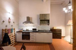 y cocina con fogones y microondas. en relais Berardi en Florence
