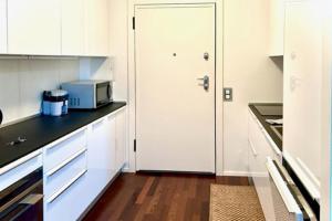 Kuchyň nebo kuchyňský kout v ubytování Lake View Apartment - Happy Rentals