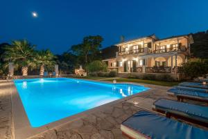 une grande piscine en face d'une maison dans l'établissement Villa Verdi - Your Family Oasis!, à Vasilikos