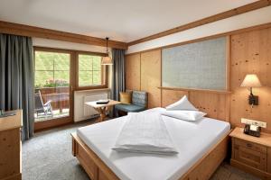 Una cama o camas en una habitación de Hotel Alpenhof