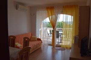 Μια τηλεόραση ή/και κέντρο ψυχαγωγίας στο Apartments Lavanda