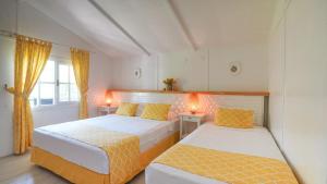 Postel nebo postele na pokoji v ubytování Datça Dirik Surf Beach Hotel