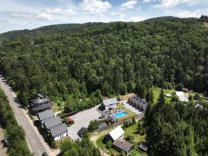 eine Luftansicht eines Hauses inmitten eines Waldes in der Unterkunft A Frame Chalet By Superski in Cavnic