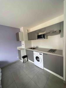 a kitchen with a washer and a washing machine at Beautiful flat with sunny balcony in heart of Nice Le Port in Nice