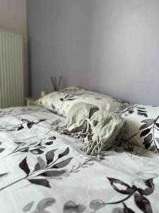 een bed met een zwart-witte deken en kussens bij Beautiful flat with sunny balcony in heart of Nice Le Port in Nice