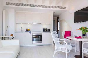 Kuchyň nebo kuchyňský kout v ubytování StayCatalina Boutique Hotel-Apartments