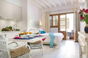 uma cozinha e um quarto com uma cama e uma mesa em StayCatalina Boutique Hotel-Apartments em Palma de Maiorca