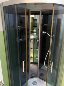a shower with a glass door in a bathroom at Appartamento Cervi - Casa in Affitto per Vacanze in Nichelino