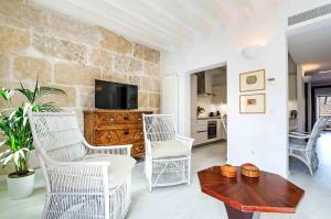 TV a/nebo společenská místnost v ubytování StayCatalina Boutique Hotel-Apartments