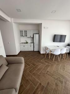 巴爾的住宿－AMD Apartments，带沙发和桌子的客厅以及厨房。