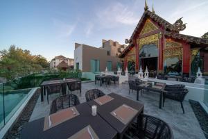 Restaurace v ubytování Maikhao Palm Beach Resort - SHA Plus