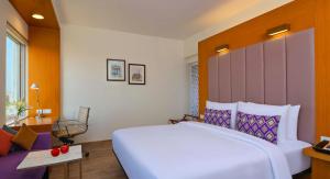 Vivanta Ahmedabad SG Highway客房内的一张或多张床位
