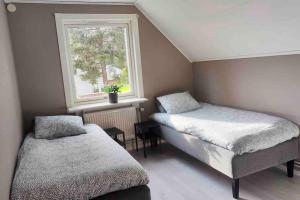 1 Schlafzimmer mit 2 Betten und einem Fenster in der Unterkunft Spacious 6-bedroom villa! in Boden