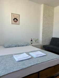 um quarto com uma cama com duas toalhas em Sunhaus em Gdynia