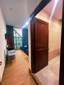 uma porta aberta para uma sala de estar com um sofá em Nhan Tay Hostel em Can Tho