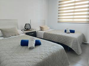 1 dormitorio con 2 camas y toallas. en App.Pradomar Peñiscola, en Peñíscola