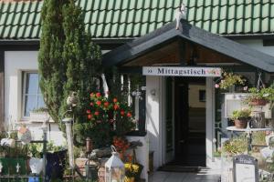 a shop with a sign on the front of a building at Romantik Landhaus & Pension Klaps Liebling in Lübben