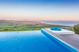 Bazén v ubytovaní Villa Tarifa Lodge alebo v jeho blízkosti